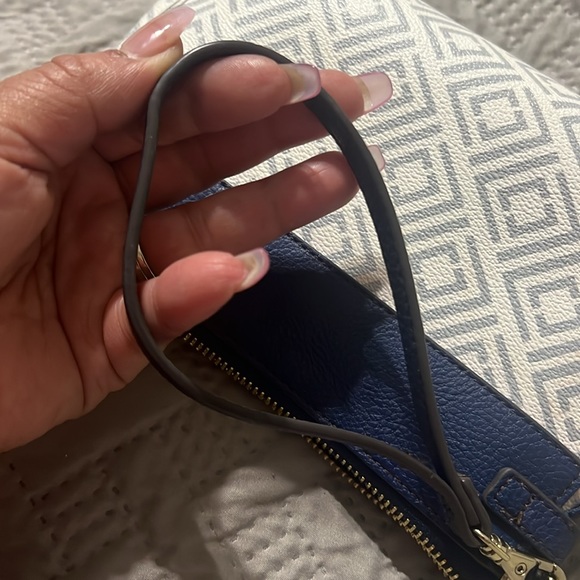 Liz Claiborne Wristlet Wallet with 12 credit cards spaces is pre loved like new - Picture 7 of 12